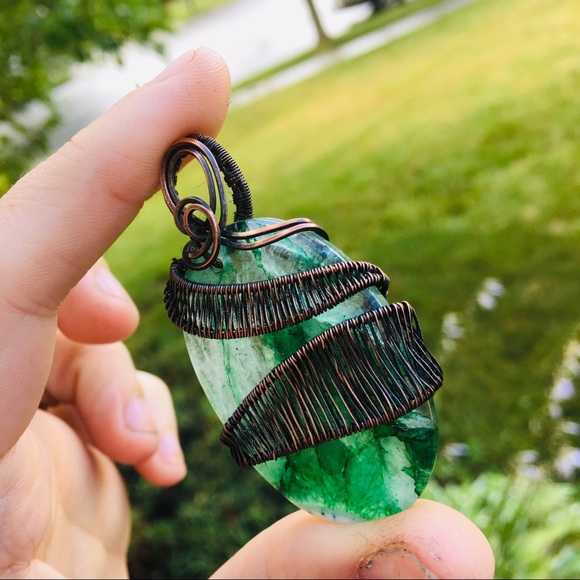 Green Agate copper wire wrapped pendant necklace - Picture 4 of 8